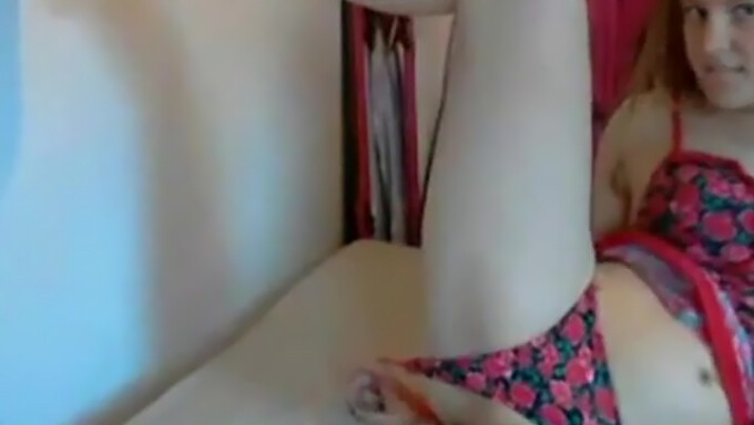 Pawg Dengan Pantat Besar Menggoyangkan Pantatnya Di Webcam