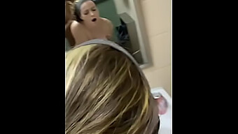 Une Blonde Aux Cheveux Longs Devient Brutale Par Derrière Dans Les Toilettes Publiques