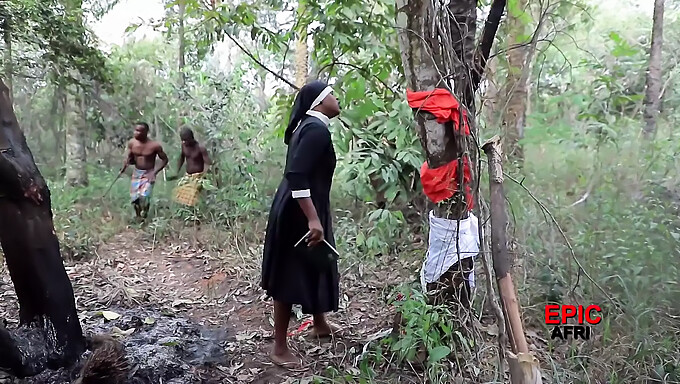 Afrikanische Luder Nehmen Sich Beim Heißen Dreier Einen Weißen Typen Vor