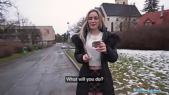 Een Getrouwde Blonde Babe Wordt Geneukt Door Een Vreemde In Een Video Van Een Openbare Agent.