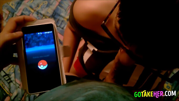 Amateur Tiener Pronkt Met Haar Pokemon Vangst Vaardigheden Met Een Blowjob