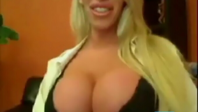 Busty Blondine Frister På Webkamera I Hd