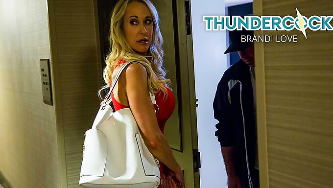 Milf Brandi Love Geeft Een Blowjob En Slikt Sperma