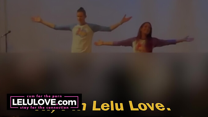 デビューアダルトショーでのカップルの親密な瞬間 - Lelu Love